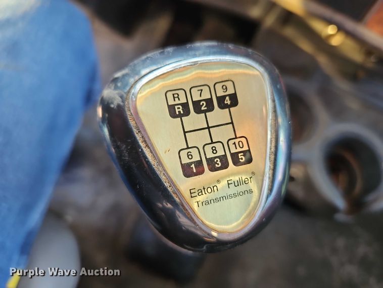 image for item EO4793 2005 Kenworth T800 semi truck