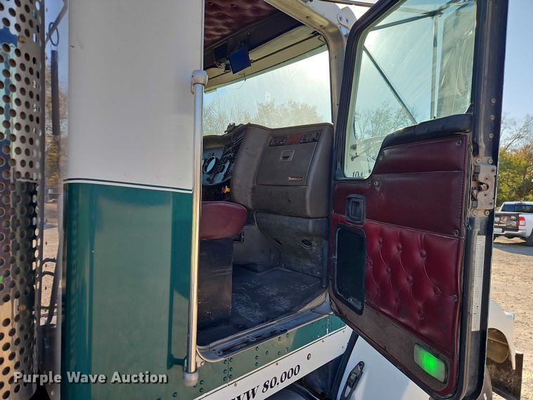 image for item EO4793 2005 Kenworth T800 semi truck