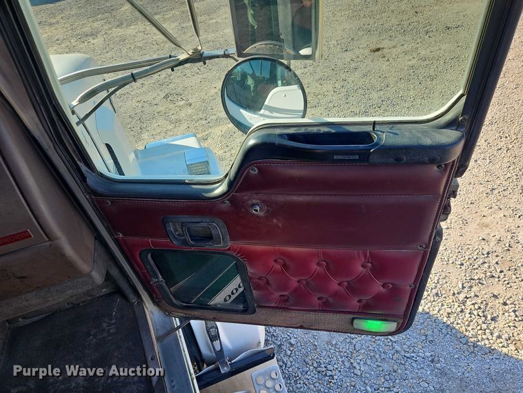 image for item EO4793 2005 Kenworth T800 semi truck