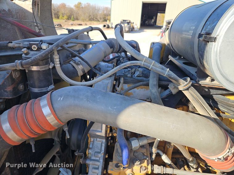 image for item EO4793 2005 Kenworth T800 semi truck