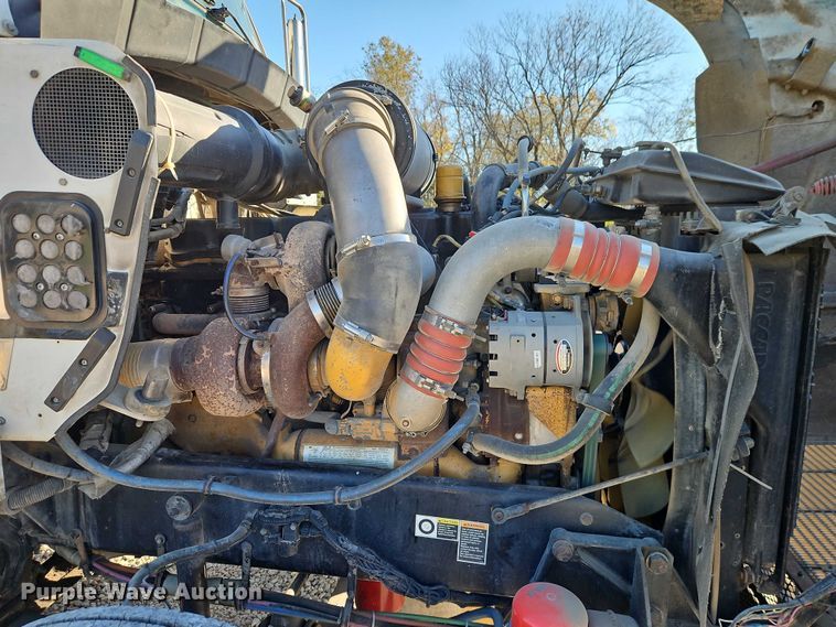 image for item EO4793 2005 Kenworth T800 semi truck