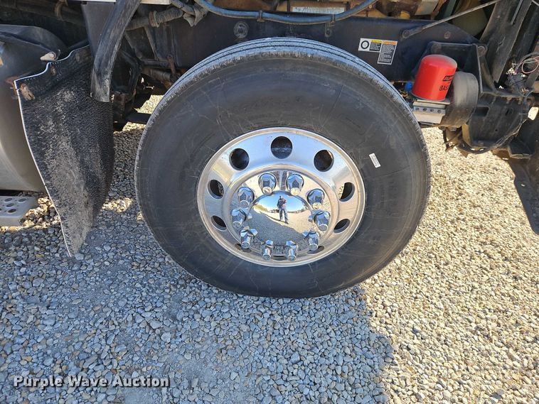 image for item EO4793 2005 Kenworth T800 semi truck