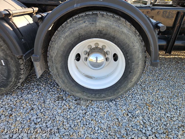 image for item EO4793 2005 Kenworth T800 semi truck