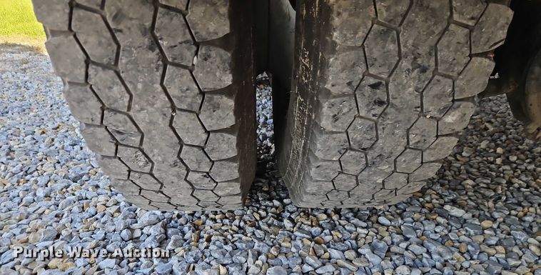 image for item EO4793 2005 Kenworth T800 semi truck