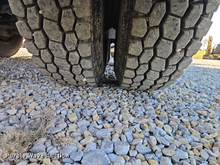 image for item EO4793 2005 Kenworth T800 semi truck