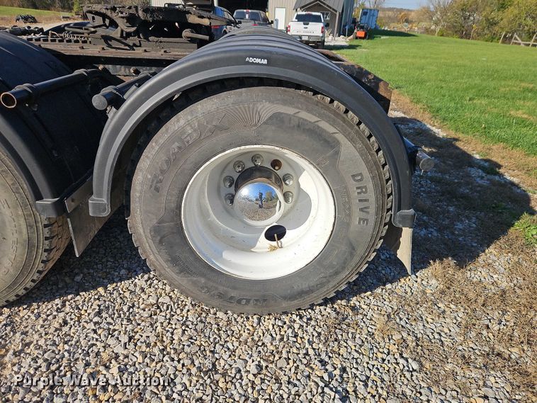 image for item EO4793 2005 Kenworth T800 semi truck