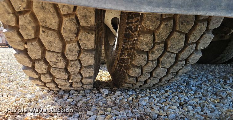 image for item EO4793 2005 Kenworth T800 semi truck