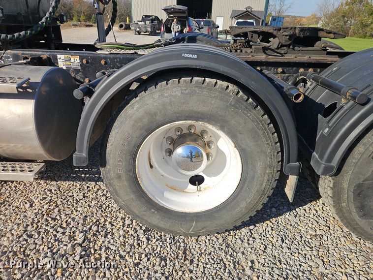 image for item EO4793 2005 Kenworth T800 semi truck