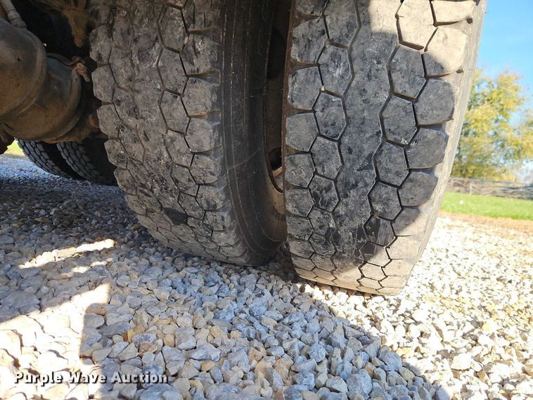 image for item EO4793 2005 Kenworth T800 semi truck