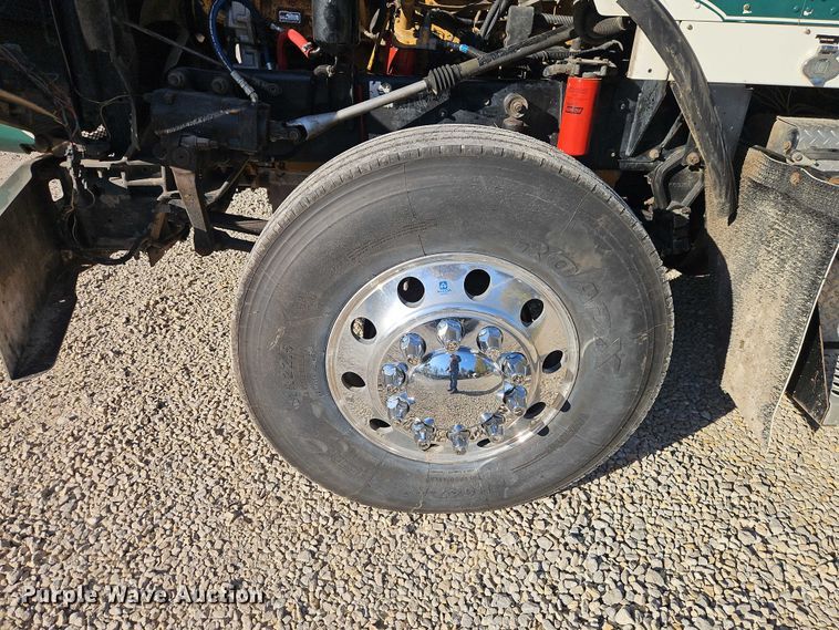 image for item EO4793 2005 Kenworth T800 semi truck