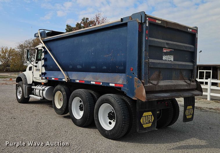 image for item EO4795 2007 Mack CTP713 dump truck