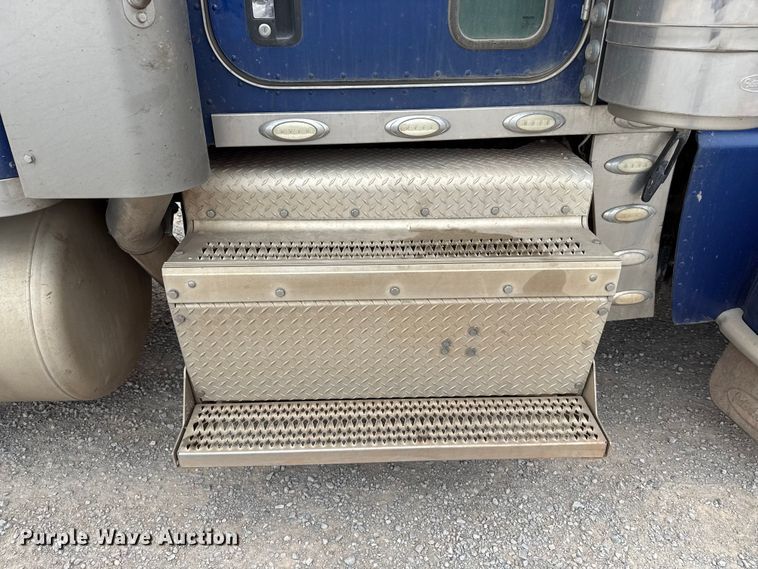 image for item EP0802 2016 Peterbilt 389 semi truck