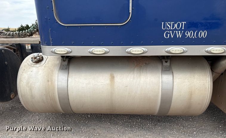 image for item EP0802 2016 Peterbilt 389 semi truck