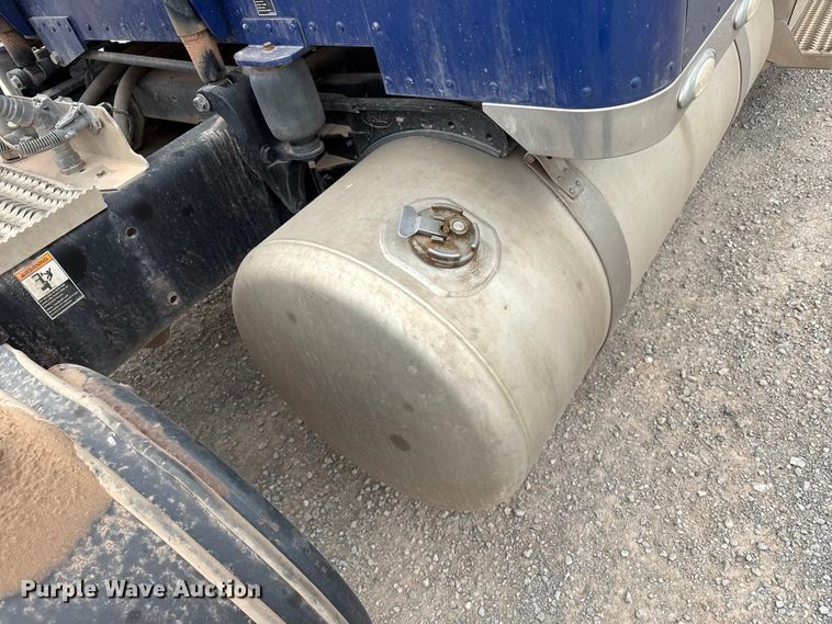 image for item EP0802 2016 Peterbilt 389 semi truck