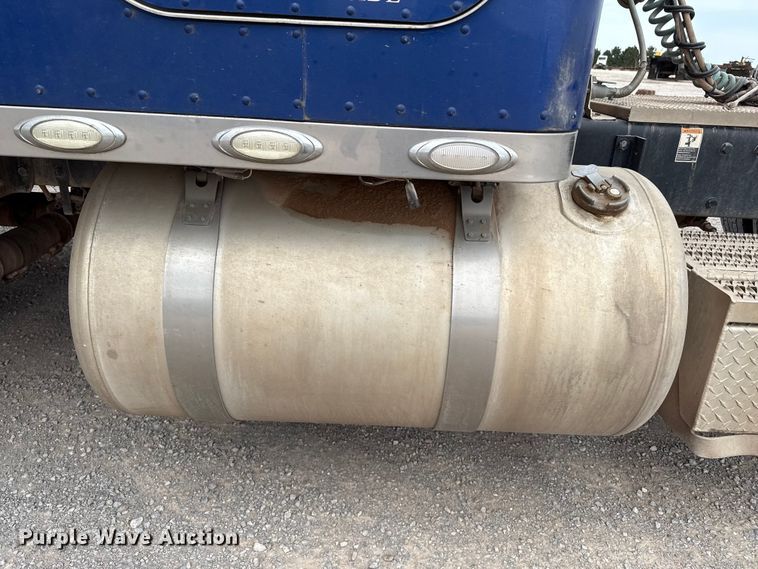 image for item EP0802 2016 Peterbilt 389 semi truck