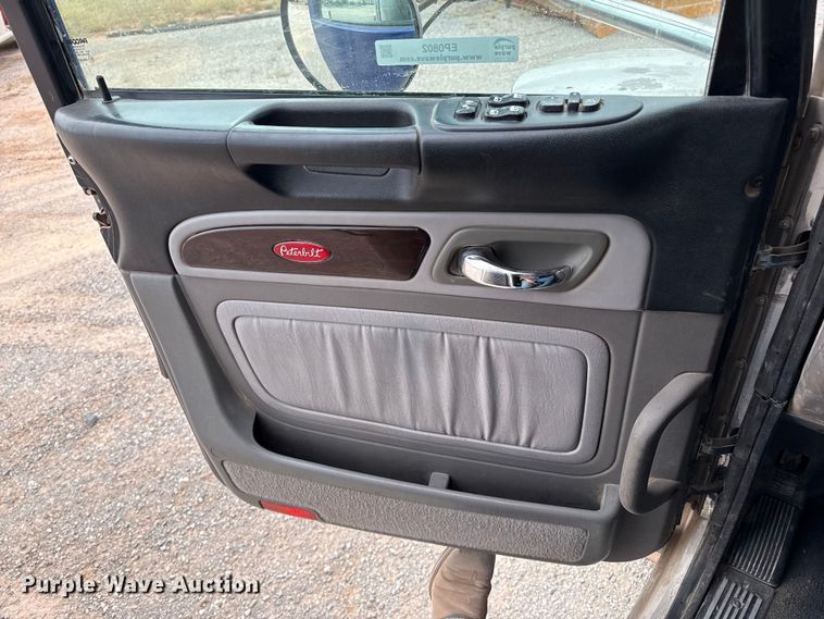 image for item EP0802 2016 Peterbilt 389 semi truck