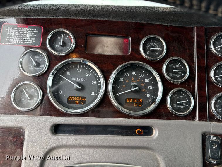 image for item EP0802 2016 Peterbilt 389 semi truck