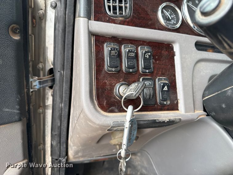 image for item EP0802 2016 Peterbilt 389 semi truck