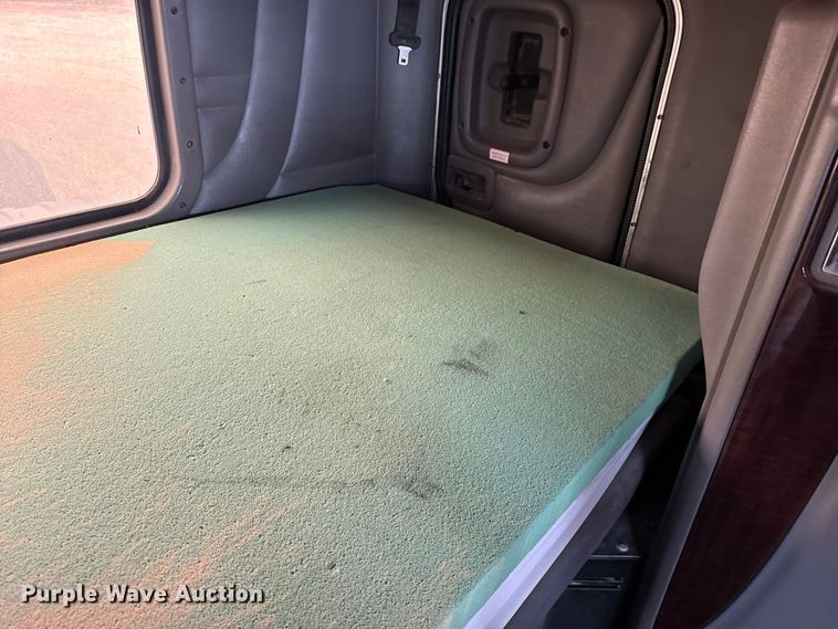 image for item EP0802 2016 Peterbilt 389 semi truck