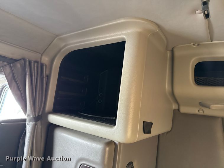 image for item EP0802 2016 Peterbilt 389 semi truck