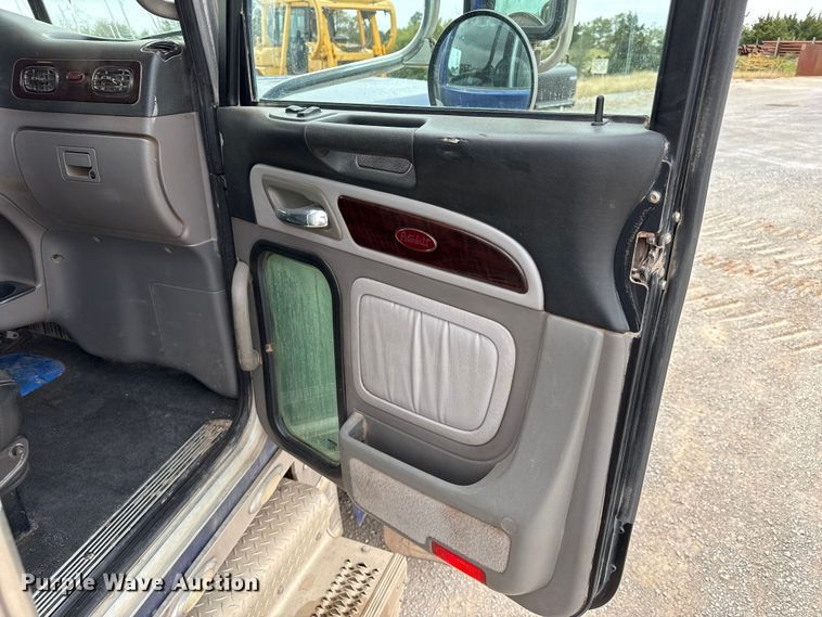 image for item EP0802 2016 Peterbilt 389 semi truck