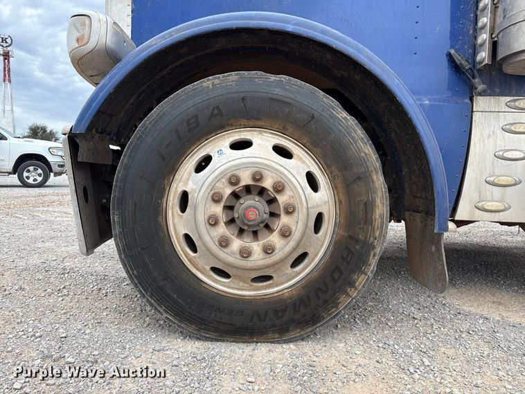 image for item EP0802 2016 Peterbilt 389 semi truck