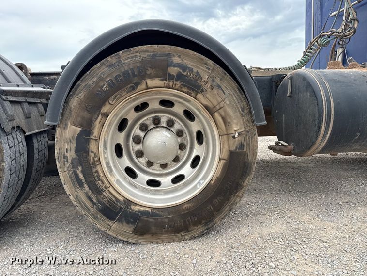 image for item EP0802 2016 Peterbilt 389 semi truck