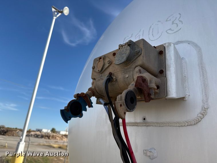 image for item EP0902 2011 tank trailer