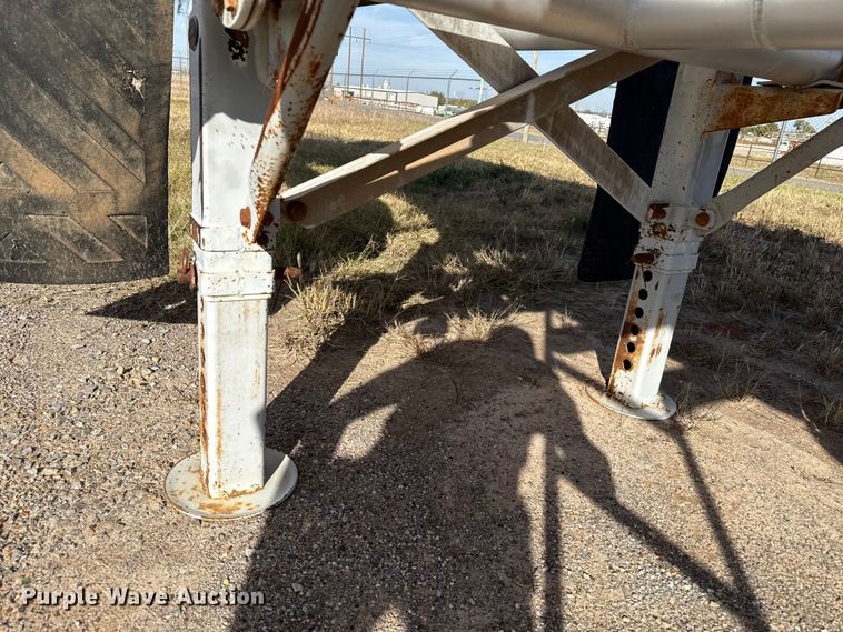 image for item EP0902 2011 tank trailer