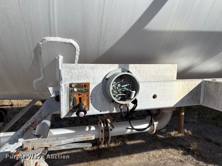 image for item EP0902 2011 tank trailer