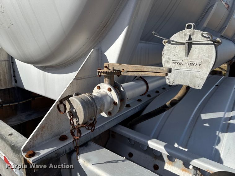 image for item EP0902 2011 tank trailer