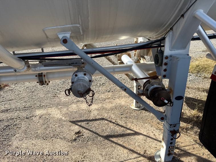 image for item EP0902 2011 tank trailer