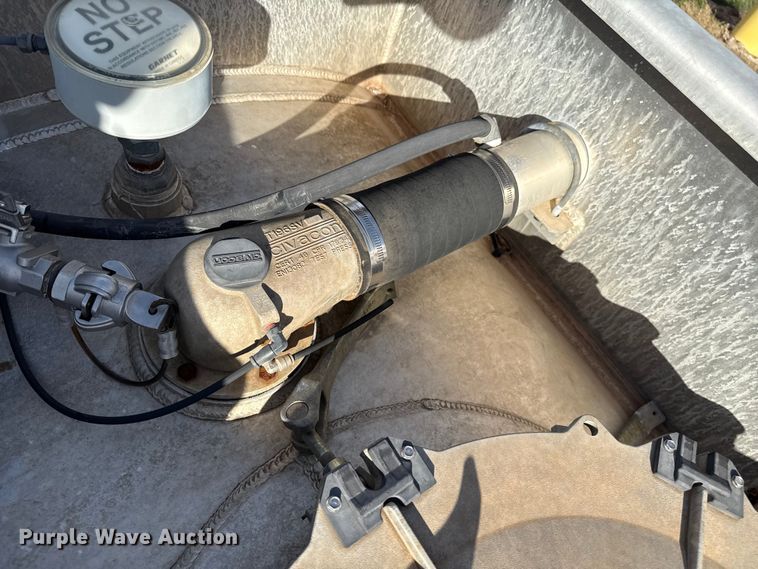 image for item EP0902 2011 tank trailer