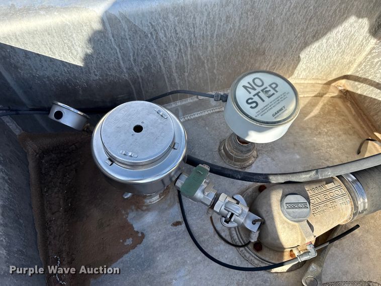 image for item EP0902 2011 tank trailer