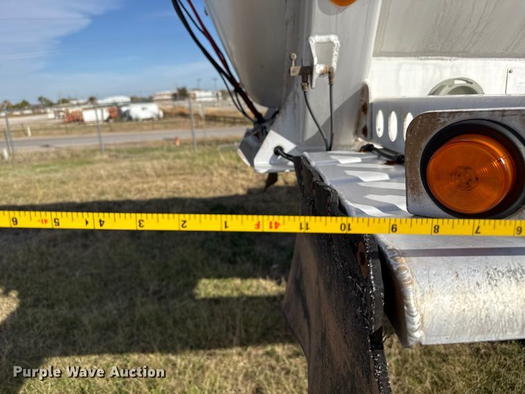 image for item EP0902 2011 tank trailer