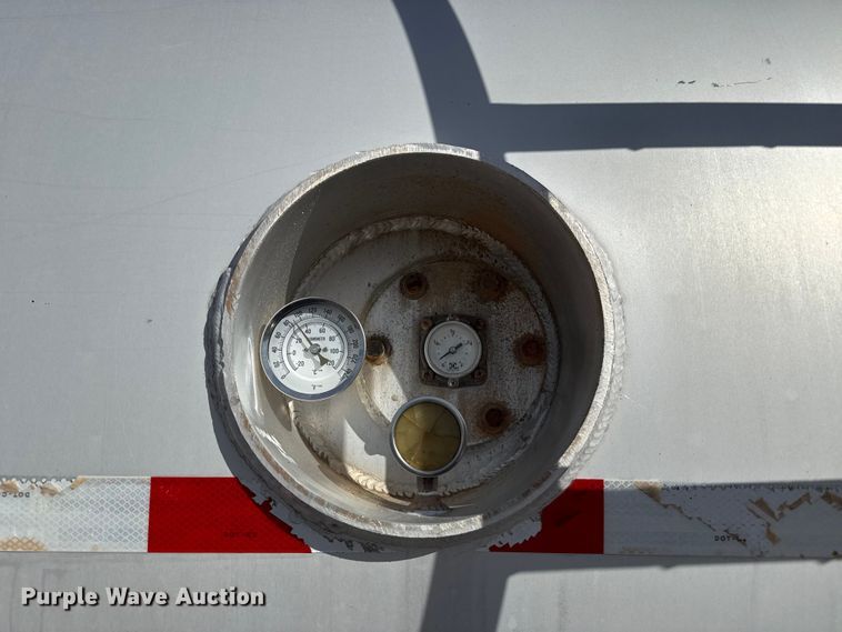 image for item EP0902 2011 tank trailer