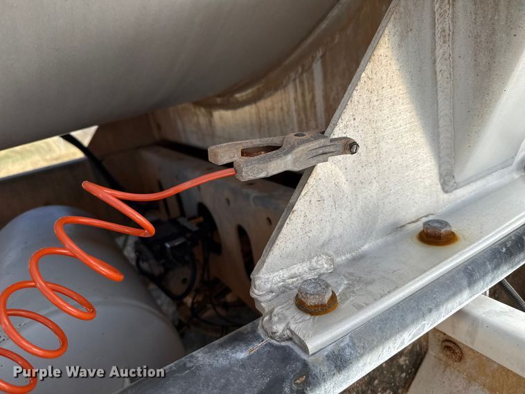 image for item EP0902 2011 tank trailer