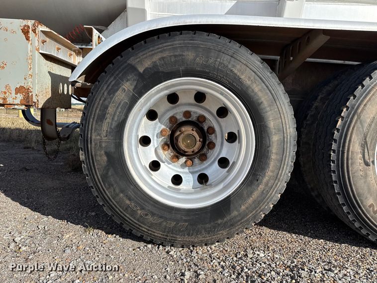 image for item EP0902 2011 tank trailer