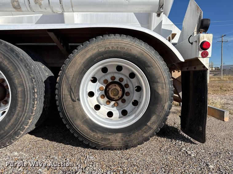 image for item EP0902 2011 tank trailer