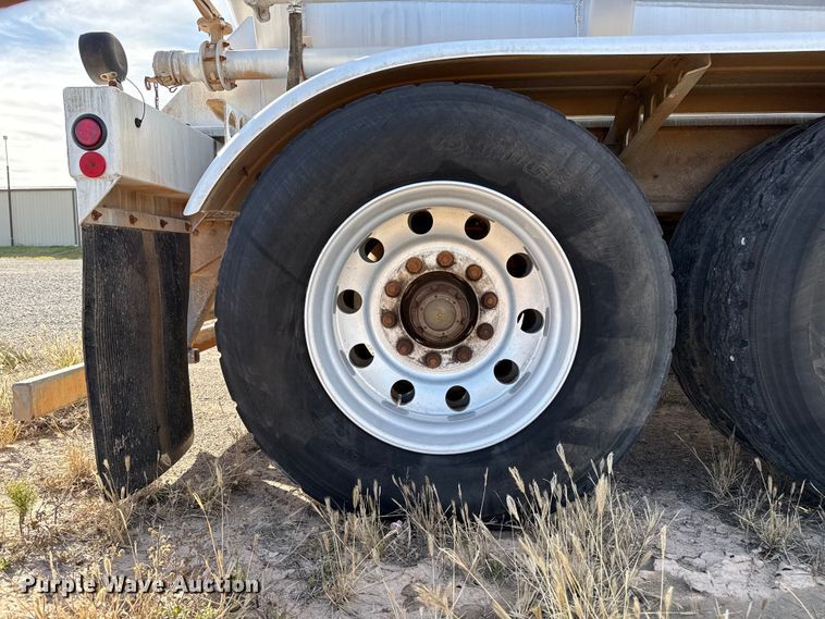 image for item EP0902 2011 tank trailer