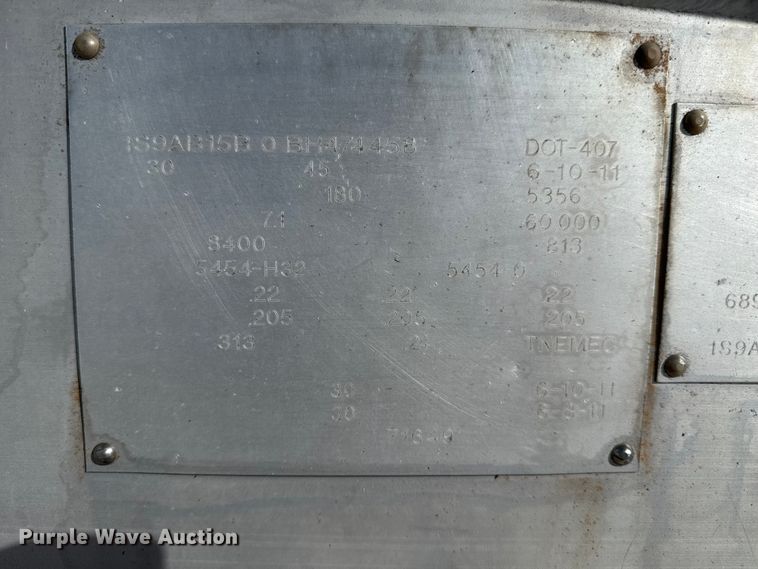 image for item EP0902 2011 tank trailer