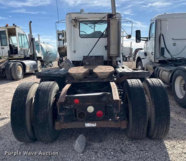 image for item EP0919 2006 Freightliner FLD semi truck