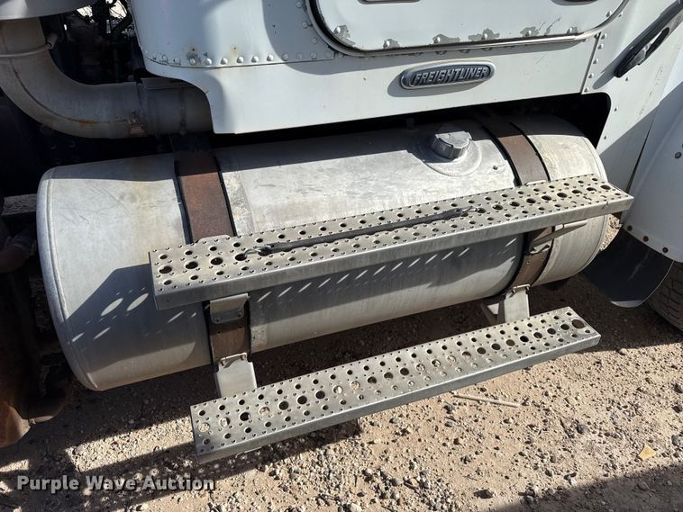 image for item EP0919 2006 Freightliner FLD semi truck