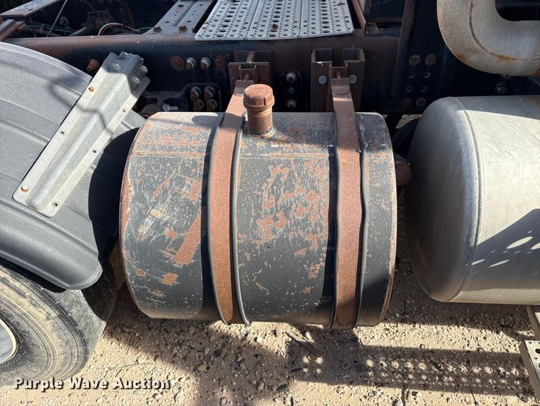 image for item EP0919 2006 Freightliner FLD semi truck