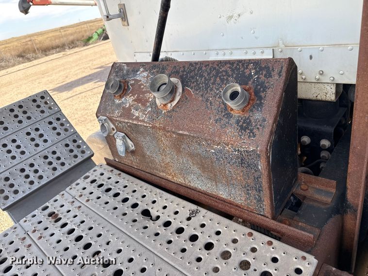 image for item EP0919 2006 Freightliner FLD semi truck