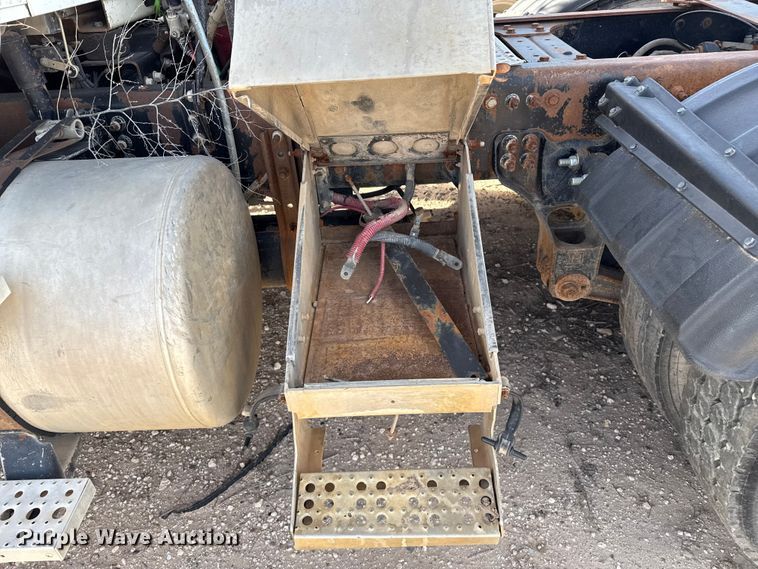 image for item EP0919 2006 Freightliner FLD semi truck