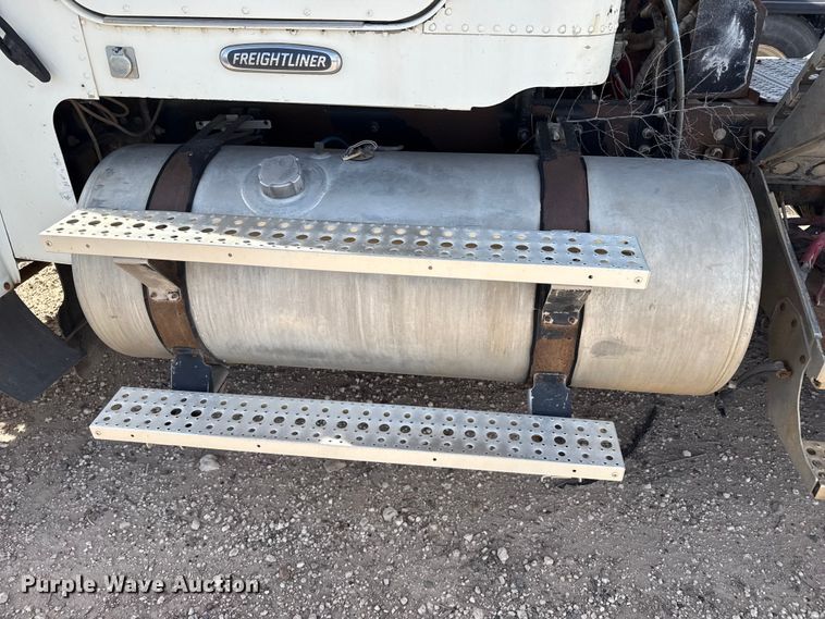 image for item EP0919 2006 Freightliner FLD semi truck