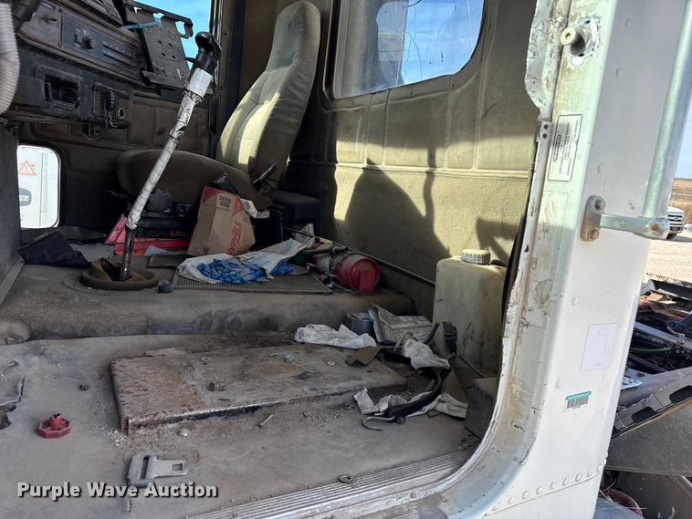 image for item EP0919 2006 Freightliner FLD semi truck