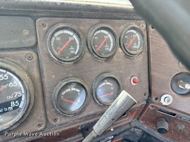 image for item EP0919 2006 Freightliner FLD semi truck