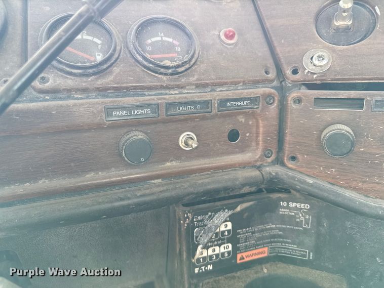 image for item EP0919 2006 Freightliner FLD semi truck